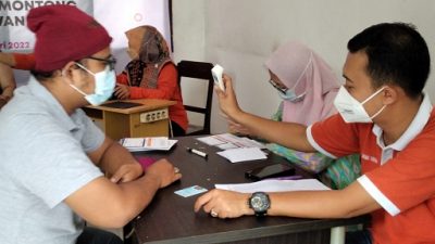 Tenaga vaknisator Puskesma Montong Tuban menyuntikan vaksin booster kepada jurnalis Tuban.