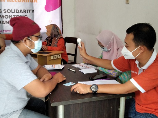 Tenaga vaknisator Puskesma Montong Tuban menyuntikan vaksin booster kepada jurnalis Tuban.
