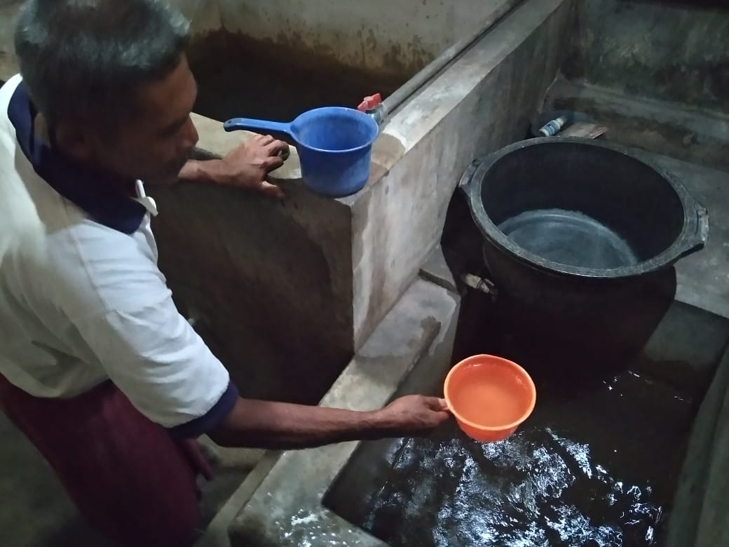 Parno, warga Sugihwaras menunjukan air hujan yang biasa digunakan untuk mandi, Minggu (2/1/2022).