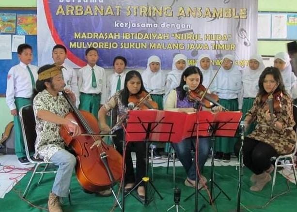 Kegiatan roadshow Agustusan oleh Arbanat String Ansamble.