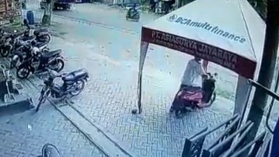 Sales motor di Pasuruan.(Foto: tangkapan layar CCTV warga/Tugu Jatim)