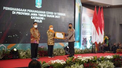 Kapolres Tuban, AKBP Darman, saat menerima penghargaan penanganan Covid-19 dari Gubernur Jawa Timur, Khofifah Indar Parawansa, Senin (13/12/2021).