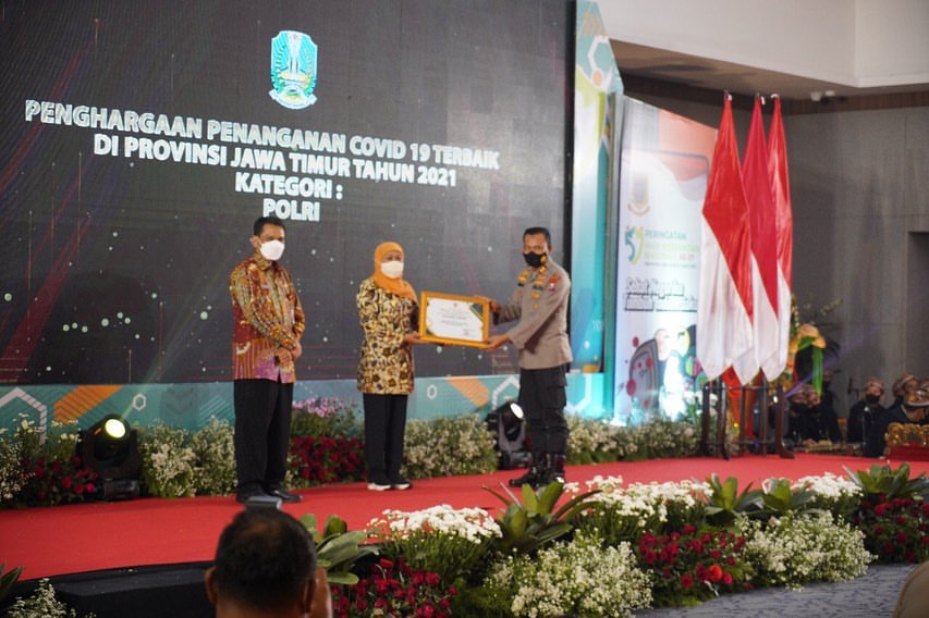Kapolres Tuban, AKBP Darman, saat menerima penghargaan penanganan Covid-19 dari Gubernur Jawa Timur, Khofifah Indar Parawansa, Senin (13/12/2021).