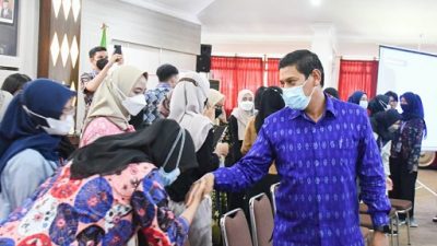 Wali Kota Kediri, Abdullah Abu Bakar, menyalami peserta magang Magang Merdeka Scale Up Prodamas.