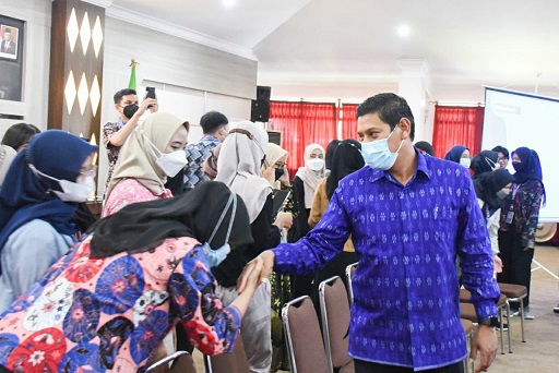 Wali Kota Kediri, Abdullah Abu Bakar, menyalami peserta magang Magang Merdeka Scale Up Prodamas.