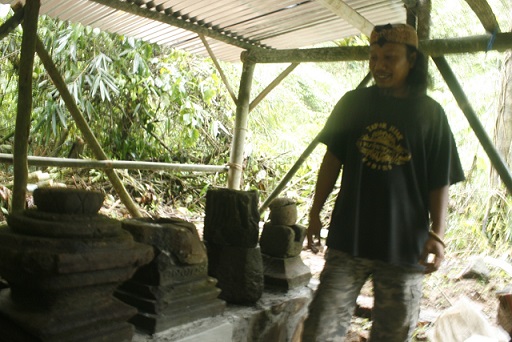 Relawan sedang membangun tatakan untuk meletakan candi di Lereng Gunung Wilis, Minggu (9/1/2022).