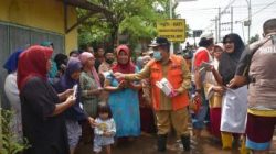 Wakil Bupati Pasuruan, Gus Mujib, saat memberikan bantuan kepada warga terdampak banjir di Kabupaten Pasuruan