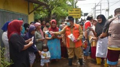 Wakil Bupati Pasuruan, Gus Mujib, saat memberikan bantuan kepada warga terdampak banjir di Kabupaten Pasuruan