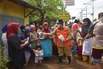 Wakil Bupati Pasuruan, Gus Mujib, saat memberikan bantuan kepada warga terdampak banjir di Kabupaten Pasuruan