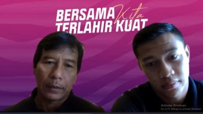 Asisten pelatih Persik Kediri Alfiat (kiri) didampingi M sabillah (kanan) saat press coference, Kamis (13/1/2022), melalui apliksi zoom.