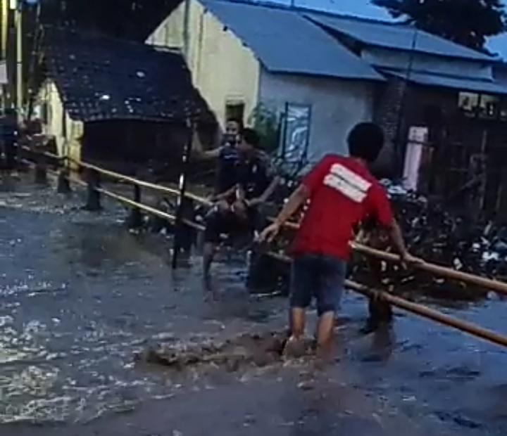 Tanggul penahan sungai Rejoso mmbrol mengakibatkan banjir di Grati, Kabupaten Pasuruan, Minggu (10/1/2022).