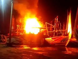 Kapal Motor Seno Milik Nelayan Palang Tuban Terbakar