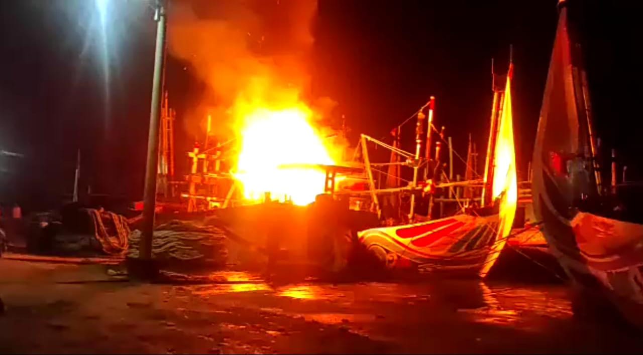 Tangkapan layar vidoe yang direkam warga nelayan Palang saat peristiwa kapal motor 'Seno' milik nelayan Terbakar.