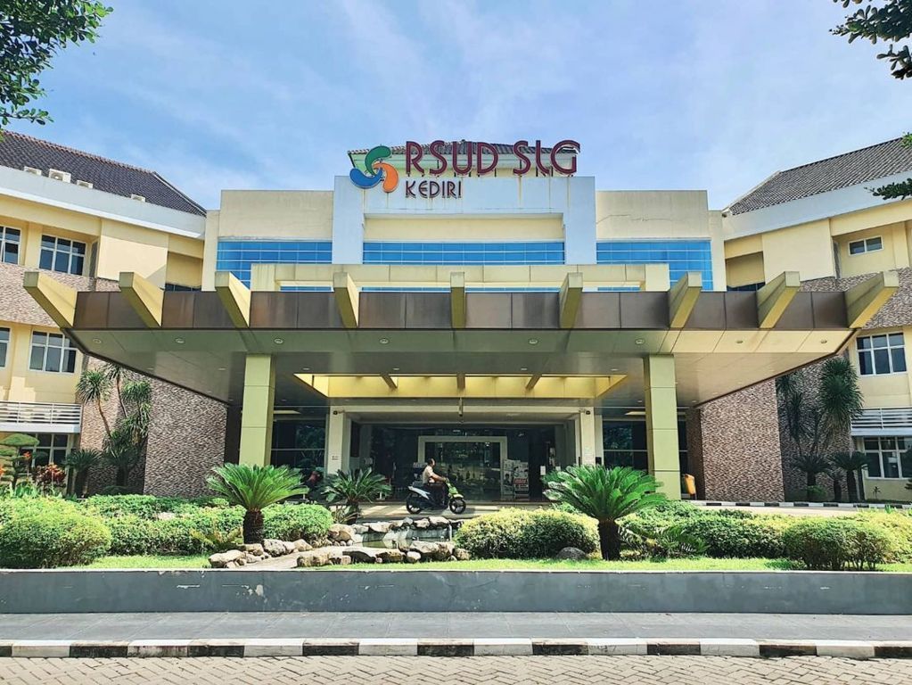 Ledakan kasus Omicron. (Foto: IG @rsudslgkediri/Tugu Jatim)