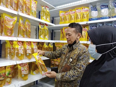 Kepala Dinas Koperasi, UMKM, dan Perdagangan, Agus Wijaya, mengecek harga minyak goreng satu harga sesuai kebijakan Kementerian Perdagangan.