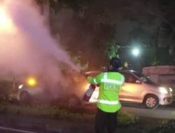 Kabel PLN Terbakar, Kapolsek Blimbing Malang bak Super Hero Cekatan Padamkan Api