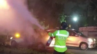 Kabel PLN Terbakar, Kapolsek Blimbing Malang bak Super Hero Cekatan Padamkan Api