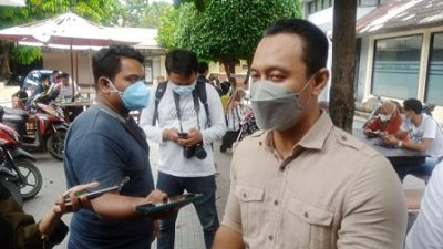 Kuasa hukum korban investasi bodong dari LBH Muhammadiyah Tuban, Nang Engki Anom Suseno, saat ditemui awak media di Mapolres Tuban.