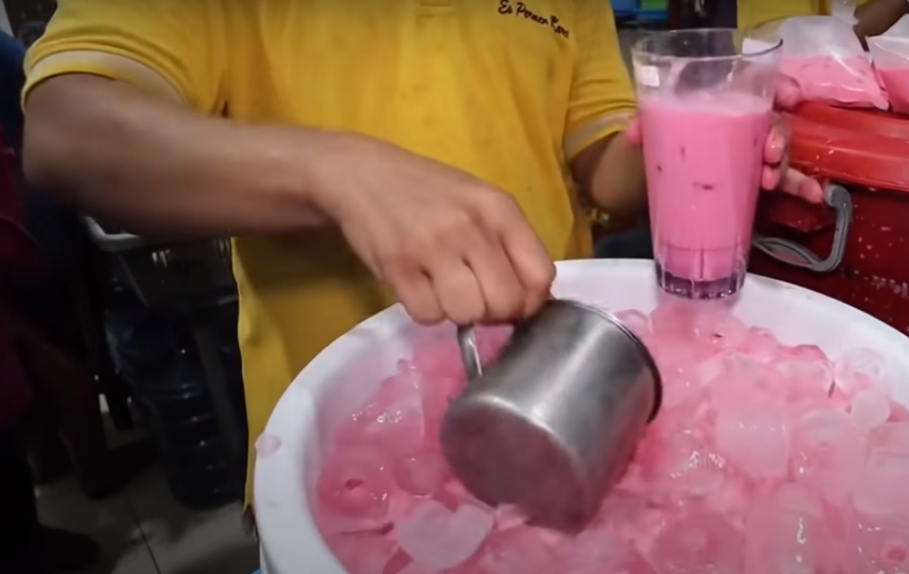 Proses pembuatan es permen karet di Surabaya.
