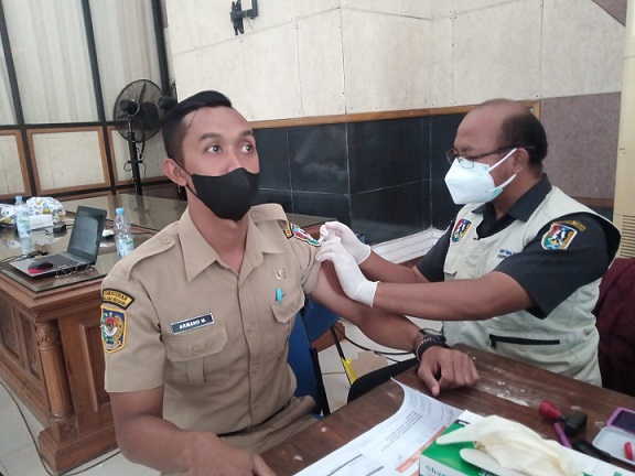 Tenaga vaksinator dinas kesehatan Tuban menyuntikan vaksin dosis ketiga atau booster ke Pegawai Negeri Sipil (PNS) Lingkungan Pemkab Tuban.