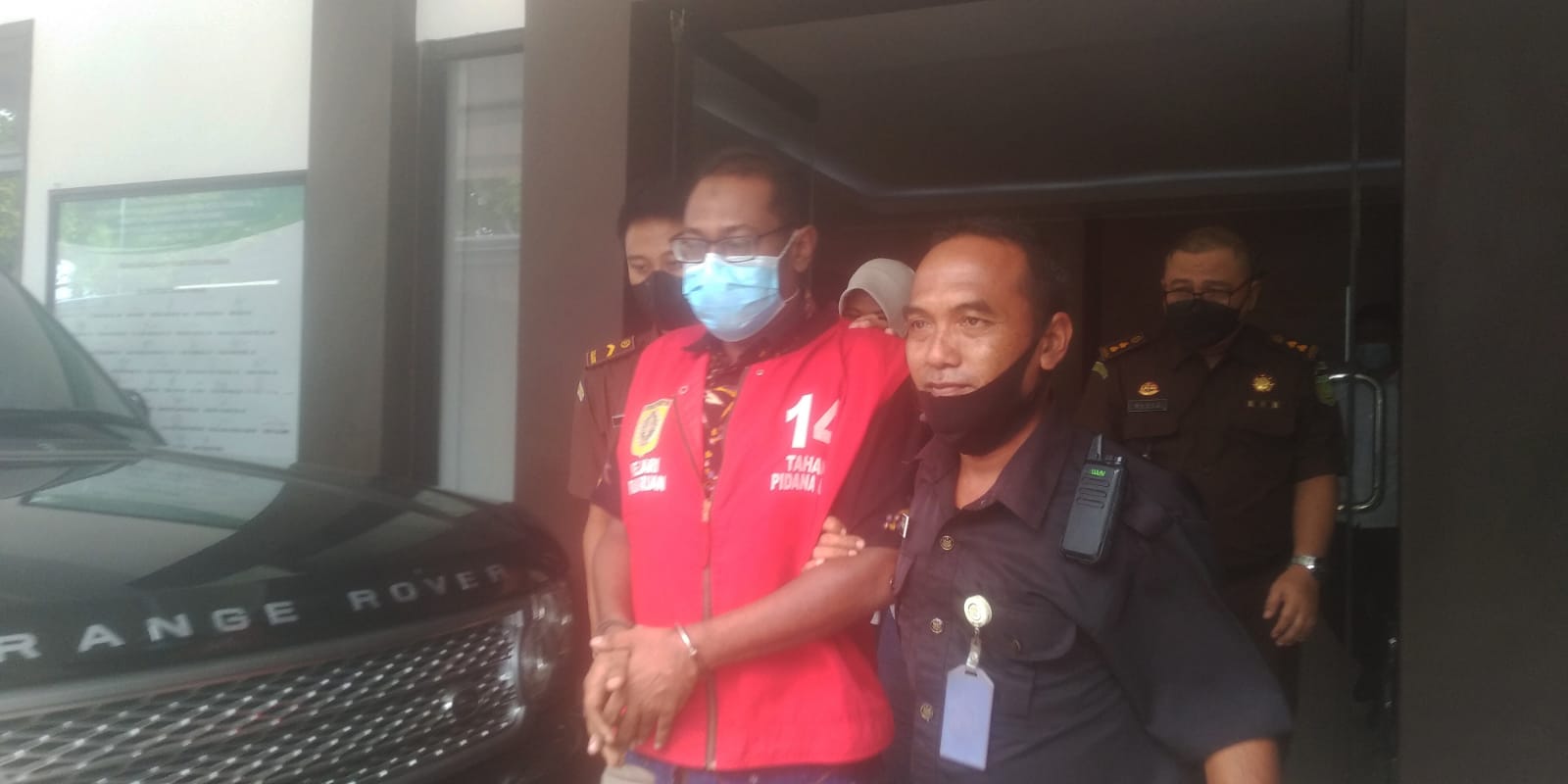 Ketua Komisi III DPRD Kota Pasuruan Ditahan Kejari, Pengacara Minta Keadilan Restoratif 2 Tersangka dugaan penipuan cek kosong, Helmi saat digelandang masuk mobil tahanan, Rabu (5/1/2022).