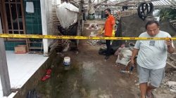 Petugas Inafis Satreskrim Polres Kediri melakukan olah TKP di rumah Sumarsih, korban selamat