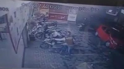 Maling motor di Pasuruan. (Foto: tangkapan layar CCTV minimarket/Tugu Jatim)