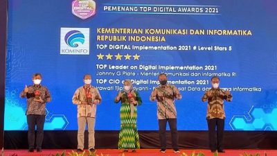 Menteri Komunikasi dan Informatika, Johnny G Plate, menerima penghargaan TOP Digital Awards 2021 untuk kategori TOP Leader on Digital Implementation 2021.