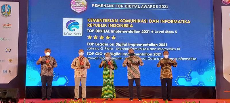 Menteri Komunikasi dan Informatika, Johnny G Plate, menerima penghargaan TOP Digital Awards 2021 untuk kategori TOP Leader on Digital Implementation 2021.