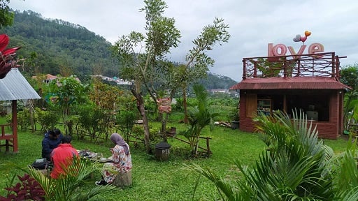 Salah satu sudut cafe Pine Park di Songgoriti, Kota Batu.