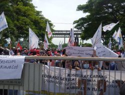 Kembali Gelar Demo, Ratusan Pekerja IKSG Tuban Tuntut Kenaikan Uang Makan dan Tunjangan Kerja