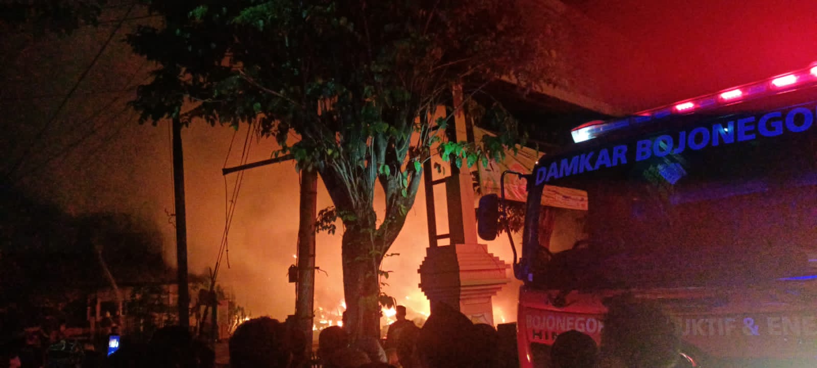Kebakaran di terminal lama Bojonegero, Kelurahan Karangpacar, Kabupaten Bojonegoro, Jumat (28/01/2022) dini hari.