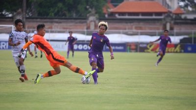 Laga Persik Kediri melawan Persikabo 1973 di Stadion I gusti Ngurah Rai, Jumat (14/1/2022).