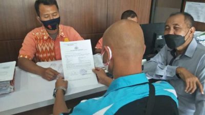 Aliansi wartawan Pasuruan melaporkan Hasbullah, Kepala Dinas Pendidikan Kabupaten Pasuruan ke Polres Pasuruan, Kamis (20/1/2022).