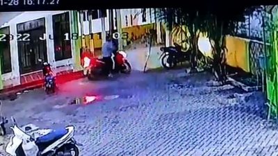 Maling di Pasuruan. (Foto: tangkapan layar CCTV masjid/Tugu Jatim)