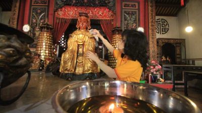 Jelang Imlek, Warga Tionghoa Gelar Ritual Cuci Patung Dewa di Klenteng Tjoe Tik Kiong Pasuruan