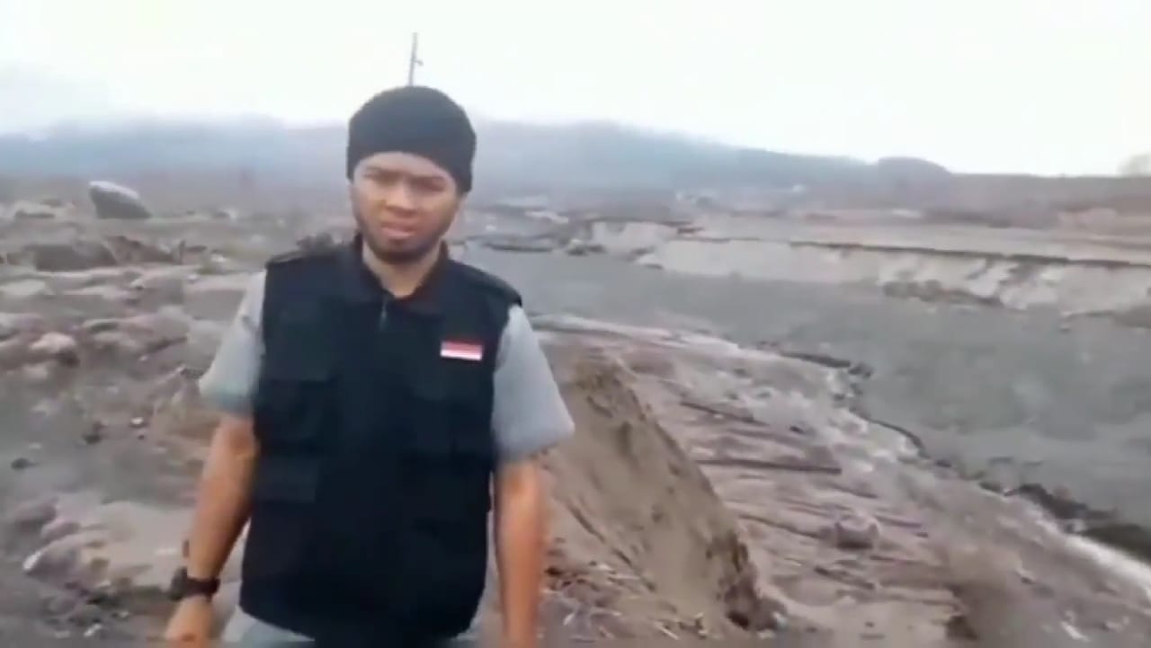 Inilah wajah pria yang menendang dan membuang sesajen warga di lokasi erupsi Gunung Semeru.