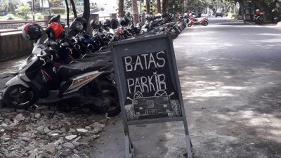 Parkir kendaraan bermotor di Kota Malang.