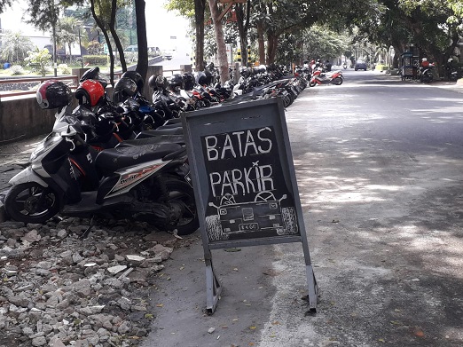 Parkir kendaraan bermotor di Kota Malang.
