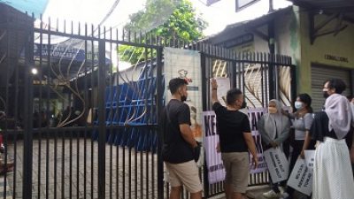 Para korban yang bertahan di tengah getimis depan rumah Irwid, tersangka penipuan investasi bodong Tuban, menuntut uang mereka bisa kembali, Minggu (30/1/2022).