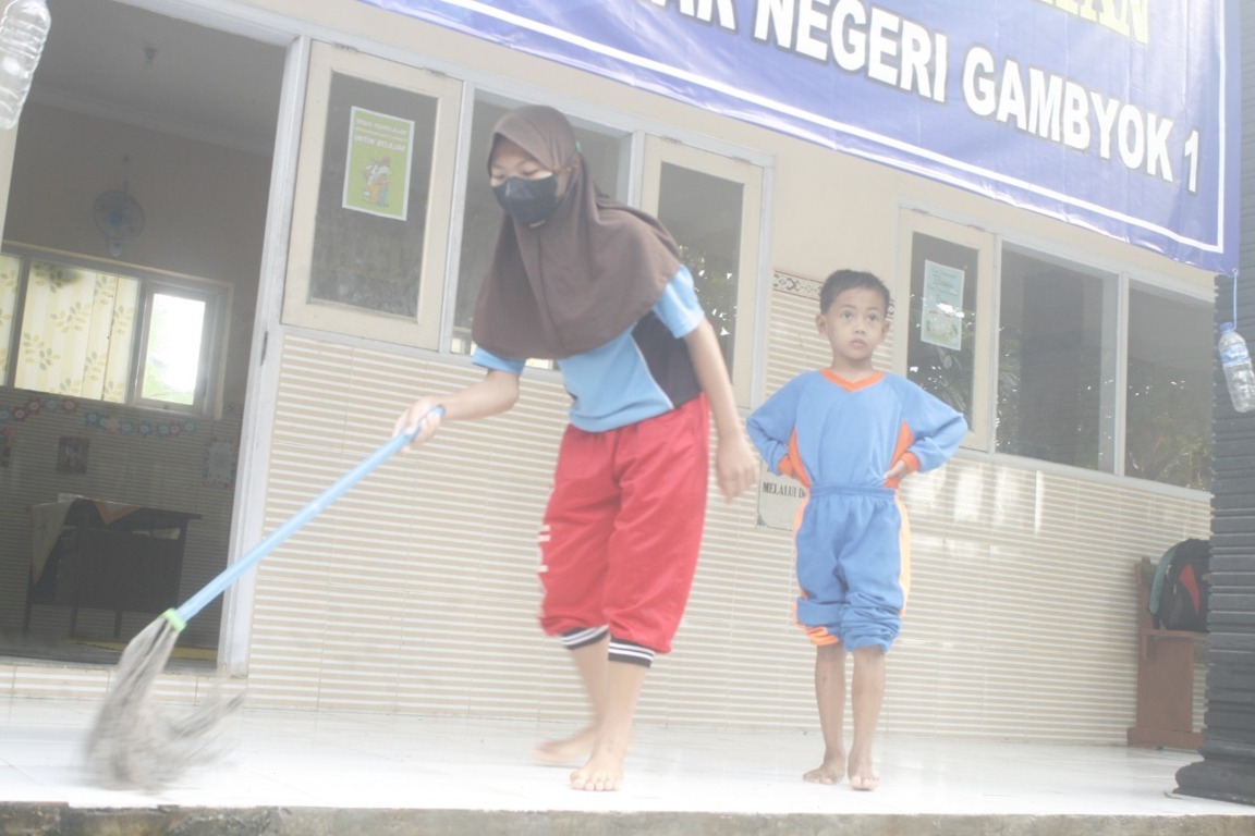 Terdampak Banjir Bandang, Siswa di Kediri Diliburkan dan Hanya Bersihkan Sekolah dari Lumpur 6 Terdampak banjir bandang. (Foto: Pipit Syahrodin/Tugu Jatim)