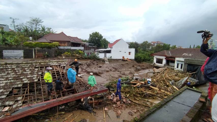 Peristiwa banjir bandang menerjang kawasan permukiman di 4 desa di Kota Batu, Kamis (4/11/2021).