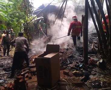 Hangus terbakar, rumah pendeta bernama Imanuel Prasojo, warga Dusun Dadapan, Desa Sumberjo, Kecamatan Ngasem.