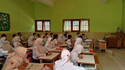 Hari pertama pembelajaran tatap muka 100 persen di SMPN 20 Kota Malang.