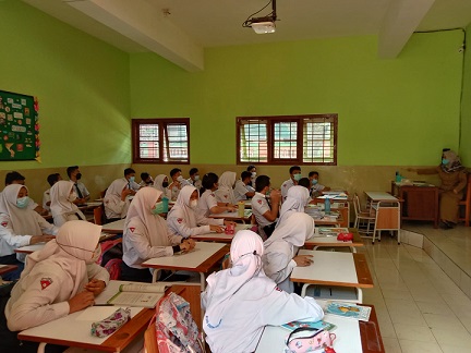 Hari pertama pembelajaran tatap muka 100 persen di SMPN 20 Kota Malang.