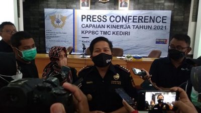 Sunaryo Kepala KPPBC Tipe Madya Cukai Kediri saat ditemui awak media usai koferensi pers di gedung KPPBC TMC Kediri, Rabu (19/1/2022).