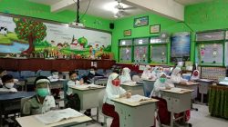 Siswa di Kota Malang menjalani pembelajaran tatap muka.