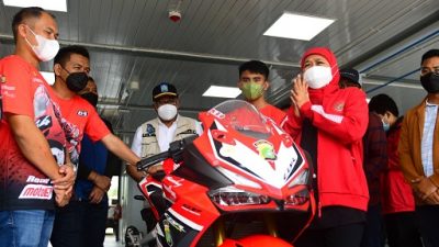 Gubernur Jawa Timur, Khofifah Indar Parawansa, berbincang dengaan Hendriansyah, pelatih Mario Suryo Aji di Sirkuit Mandalika.