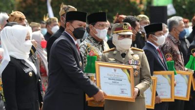 Wali Kota Madiun, Maidi, saat menerima penghargaan pembina K3 yang ke tiga.