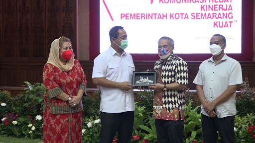 Wali Kota Semarang Hendi (dua dari kiri) didampingi Wakilnya Hevearita Gunaryanti Rahayu (paling kiri) dan Pemimpin Redaksi Harian Tribun Jateng Erwin Ardian (paling kanan), memberikan kenang-kenangan kepada Dr Aqua Dwipayana (dua dari kanan).
